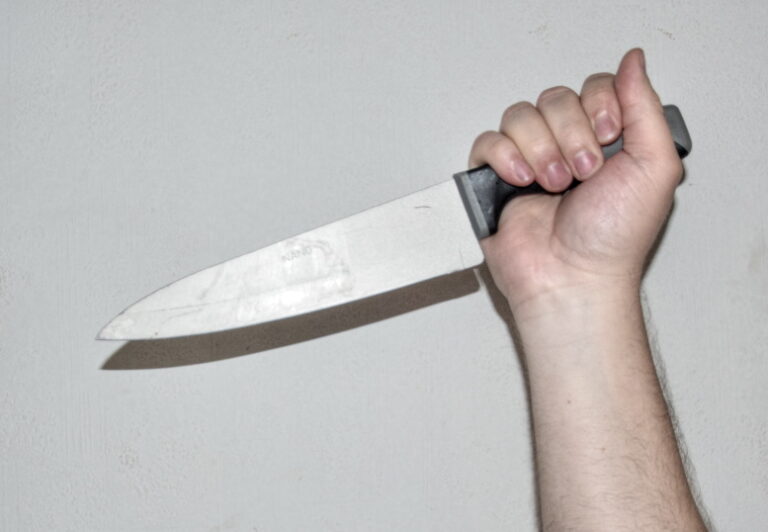 nůž_nuž_bodnuti_ilustrace