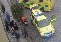 Záchrana muže na náměstí v Bělé. Foto Policie ČR