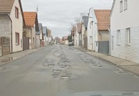 Brodecká ulice v Luštěnicích je v dezolátním stavu. Foto iBoleslav.cz