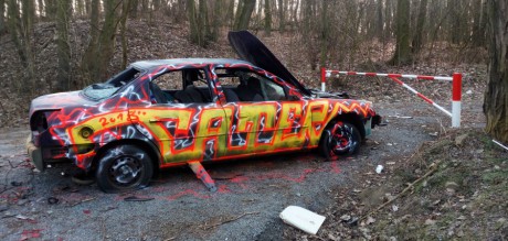 Autovrak v lesích u Brodců přitahuje umělce. Foto: iBoleslav.cz