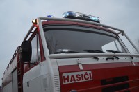 K základní škole se sjelo několik hasičských aut. Ilustrační foto: iBoleslav.cz
