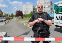 Okolí magistrátu hlídají ozbrojení policisté. Foto: iBoleslav.cz