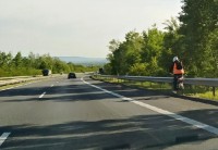 Cyklista na dálnici od Kosmonos na Bakov nad Jizerou. Foto iBoleslav.cz