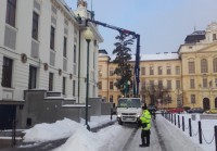 Odstraňování rampouchů z budovy městského divadla. Foto: MP Mladá Boleslav