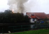Požár domu v Dolních Stakorách. Foto: iBoleslav.cz